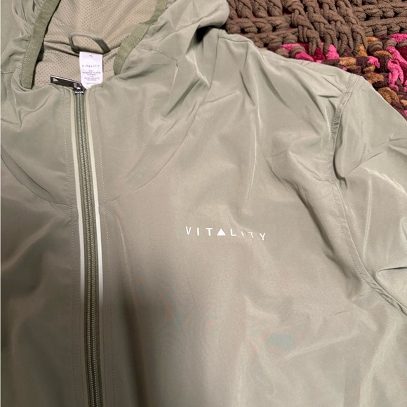vitality prime windbreaker in matcha - Picture 3 of 12